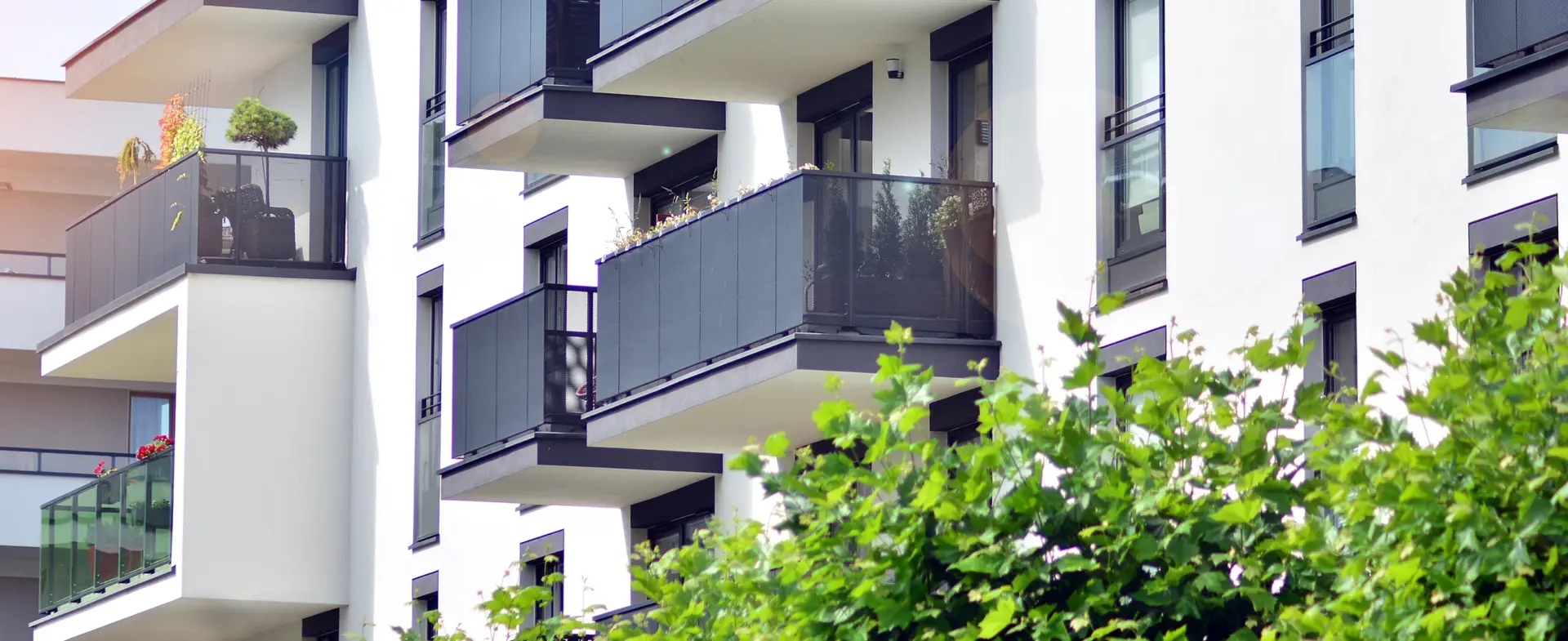 Background Wohnimmobilie mit Balkon